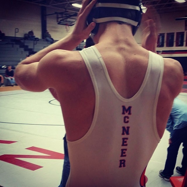 jockbrad:  Follow me for those sexy athletes … swimmers, wrestlers &amp; football