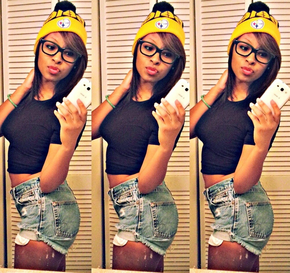 princesscourtwinter:  I stay taking mirror pics. lmaooo.  : )
