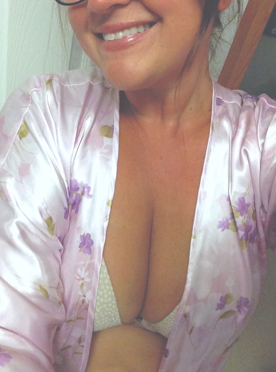 curiouswinekitten2:  sassysexymilf:   Does a silky robe count?  Wanted to show some