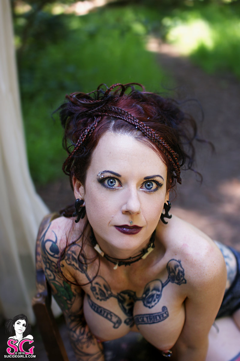 Extreme Tattoos und Piercings bei Frauen