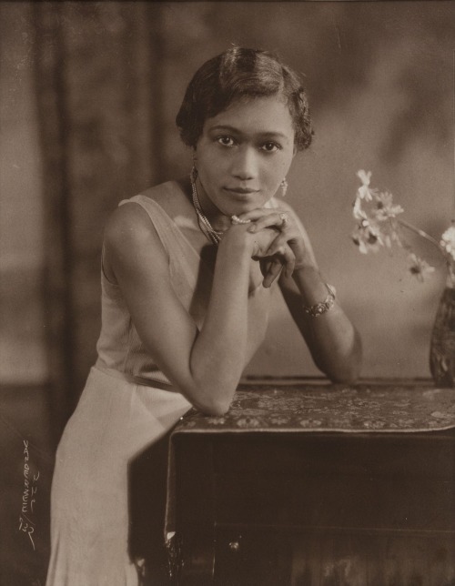 twixnmix: Portraits by James Van Der ZeeMiss Suzie Porter (1915) Garveyite Family (1924)Dancer (192