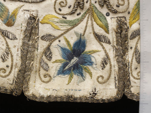 ephemeral-elegance:Metallic Embroidered Satin and Velvet Gauntlet Mittens, ca. 1600via V&A