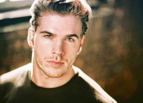 fuustevepena:Actor Casey Sullivan