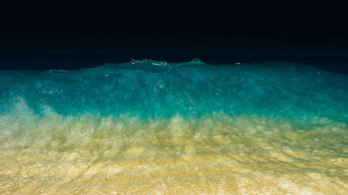 nevver:  Shore break, Alex Beker 