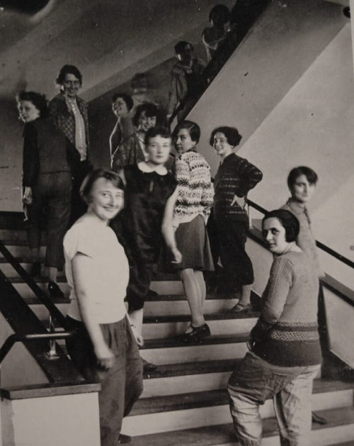 bauhaus-movement:
“Female Bauhaus students, c. 1927. Stairway and the #bauhaus women, young master Gunta Stölzl in front.
”
