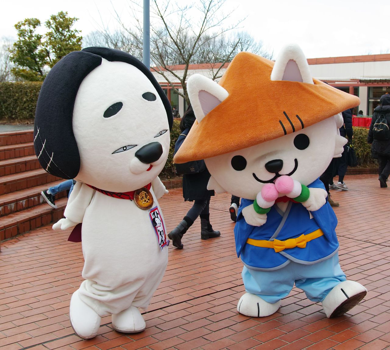 Japanese Mascot Photograph Yuruchara Jp ゆるキャラ いせわんこ 三重県菓子工業組合 ひやわん 三重 県名張市 とのツーショット