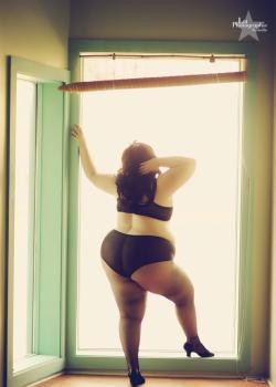 bestbbw:  Lovely picture nipsytussle:  LOOKING