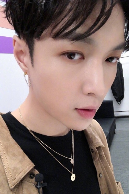 xingelic:Fav Yixing 2017 1/? [selfies] 