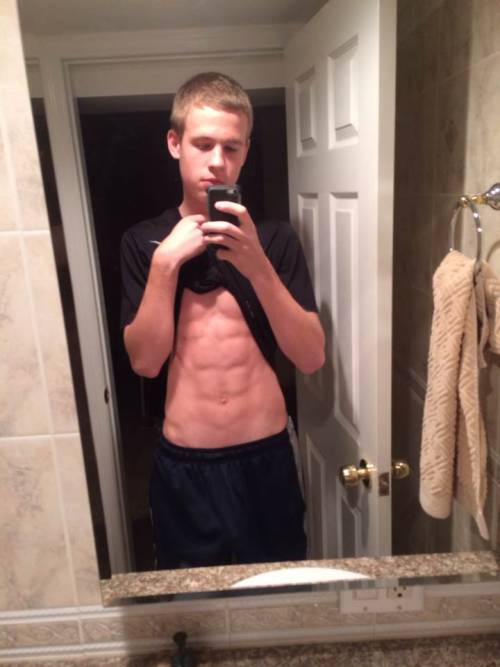 onlineexposer:If this post gets enough notes you will get to see this hot boy naked ;)