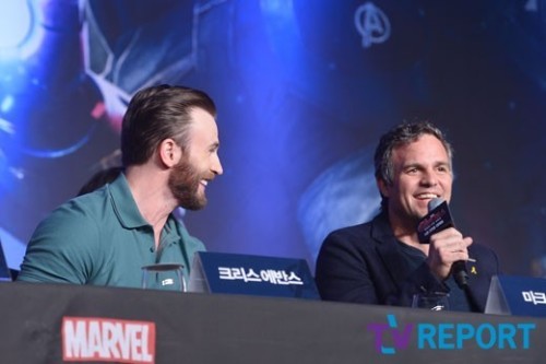 hedgehog-goulash7: cucumberbenny: The Avengers: Age of Ultron press conference In Seoul, South Korea