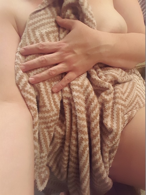 Porn udontlikeituloveit:Drying off after some photos