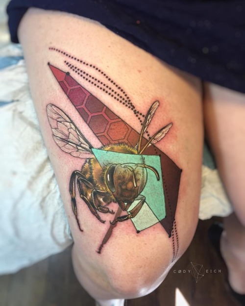 electrictattoos:  codyeich:// \ // Bees knee? One down, and the other knee coming soon on Allison. Thanks lady!www.codyeichtattoo.com Time Will Tell Tattoo #timewilltelltattoo   Cody Eich  