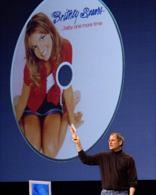 paprika67:y2kaestheticinstitute:“Apple CEO Steve Jobs holds up a CD of Britney Spears at a developer