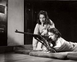 coolkidsofhistory:  Two women conduct marksmanship