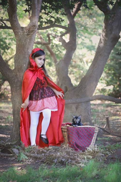catsbeaversandducks:Little Red Riding Hood and the Little Bad Werecat“Had a photoshoot with my littl
