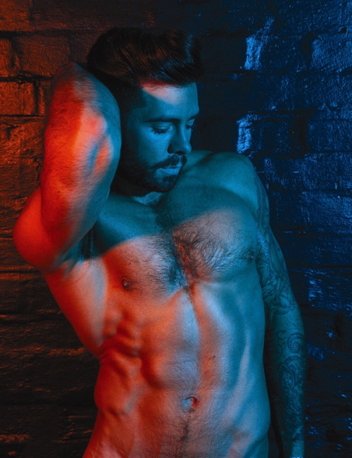 incognitomen:  alabrams:ONLY SHOW what you MUST to keep their attention  Fuck me that’s HOT! More at men incognito!