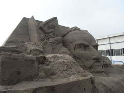 juriakimizu:  &ldquo;Attack on Titan&rdquo; Sand Sculpture Celebrates Release of Latest Manga Collection  With volume 11 of the Attack on Titan hitting Japan on August 9th, sand sculptor Hosaka Toshihiko ventured outside the walls on a trip to Enoshima