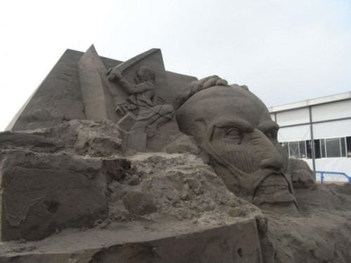 juriakimizu:  “Attack on Titan” Sand Sculpture Celebrates Release of Latest Manga Collection  With volume 11 of the Attack on Titan hitting Japan on August 9th, sand sculptor Hosaka Toshihiko ventured outside the walls on a trip to Enoshima