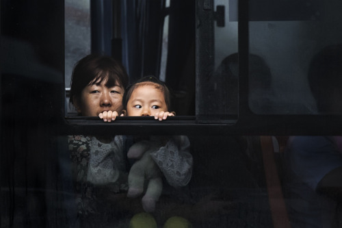 archatlas:  Moments of Life Captured on the Bus    Zhang Jia Wu captures his images almost exclusively on the bus as people let their minds and expressions wander. What makes Zhang’s photos so compelling is that each seems to show a moment rife with