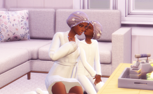 Mommy & Me Bonnets In honor of Mothers Day (I know I’m late uploading this!) I thouht how cute w