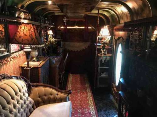 macabregoddess:  utwo: Former 6 horse trailer has been beautifully and artfully transformed  into the most cozy, unique and comfortable trailer on the road.  © tinyhouselistings   @mugeneri ! 😍💖  Hollllyyyyy shittttt 😍😍❤️ hey @dirtycamoprincess