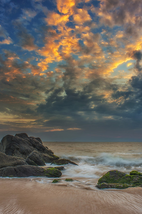 sundxwn:On The Rocks by Bobby Joshi