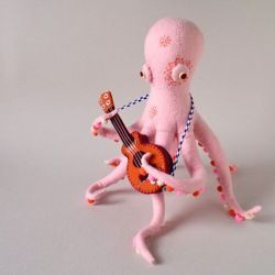 knottytattooedkitten:  sheishine:  サカナウクレレ蛸。 Pink Octopus with Fish Ukelele. #octopus #feltsculpture #art #craft #hinemizushima #soloshow #helloartmachi2016 #タコ #水島ひね #個展 #ranbu   @saunter-vaguely-downwards