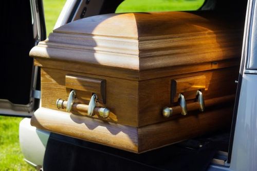 cloudy-the-crazy-rainstorm:  sixpenceee:  Woman who ‘died’ from cancer is heard screaming from inside coffin after being buried alive Cemetery workers raced to a newly-dug grave after they heard banging and muffled shouting an hour after a 45-year-old