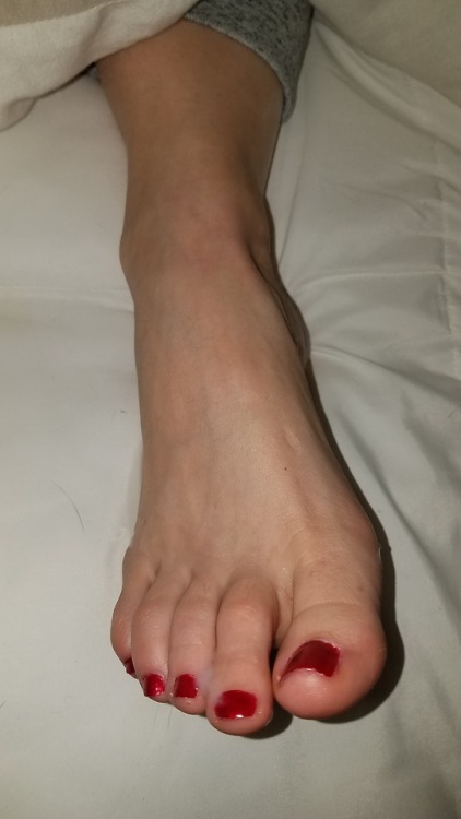 Just a little moisturizer on those sexy sleeping toes before bed.please comment