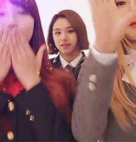 quailmanda:  When a curious, little Chaeyoung appears…