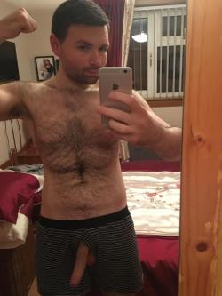 love-chest-hair:Was surprised my last post got so many upvotes.. here’s another of the hairy Scotsman 😎 …. http://bit.ly/1NPuFKl