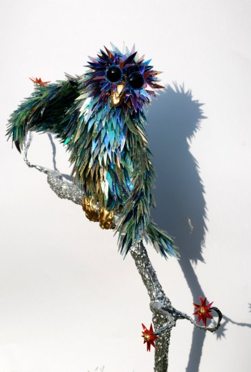 thebeautyoftheplanetearth:  Sean Avery – Animal Sculptures From Broken CDs Australian artist Sean Avery has an unique way of expressing his sculptural talents. He creates these amazing sculptures using recycled materials like old CDs, computer hard