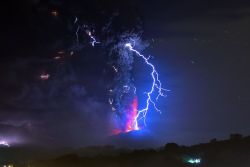 letargos:    View from Frutillar, southern Chile, showing volcanic lightnings and lava spewed from the Calbuco volcano on April 23, 2015.  