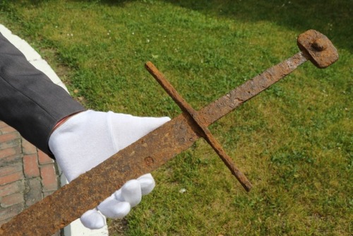 mediumaevum:Completely preserved medieval sword from the 14th century has been discovered at a peat 