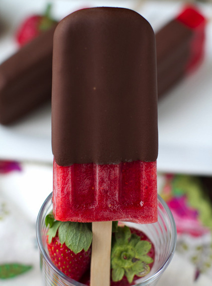 prettygirlfood:  Chocolate Covered Strawberry Popsicles Ingredients 2 1/2 cups fresh