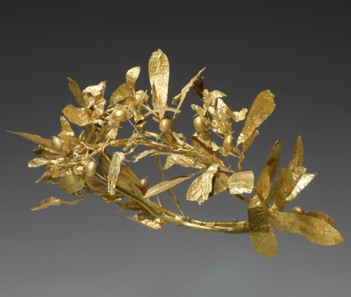 trueplainhearts:ancientjewels:Greek gold olive wreath, c. 4th century BCE. From Sotheby’s Auct