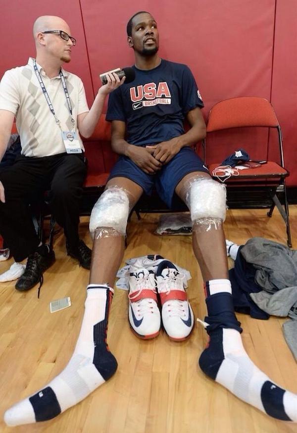 sandra-ardnas:  benzpunani:  wzrdkelley:  this nigga feet look like hockey sticks