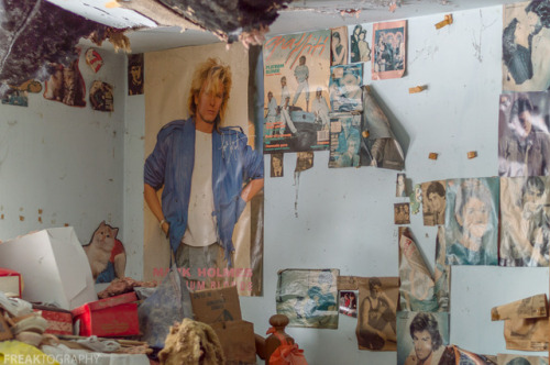 beautyofabandonedplaces: A Teenage girls bedroom in an abandoned house has been stuck in time since 