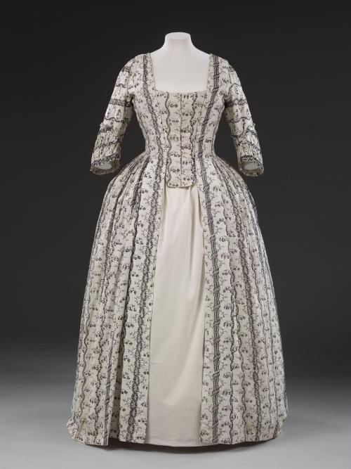 fripperiesandfobs:Robe à l’anglaise, 1770′sFrom the V&A