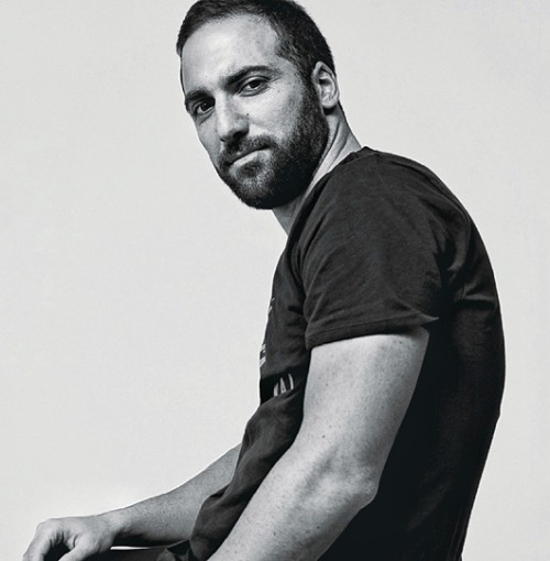 higuain-hlvs:  ICON Mag Italia Higuaín “Somos muy unidos como familia. O al menos lo intentamos, el 