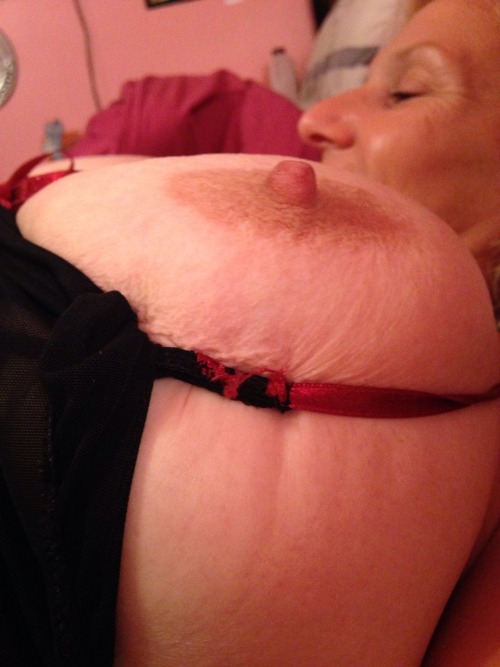 hop4me: flabbysaggerstoo: @chrissy722 in her favourite nightie  IF YOUR GOING TO DRESS LIKE THAT THE