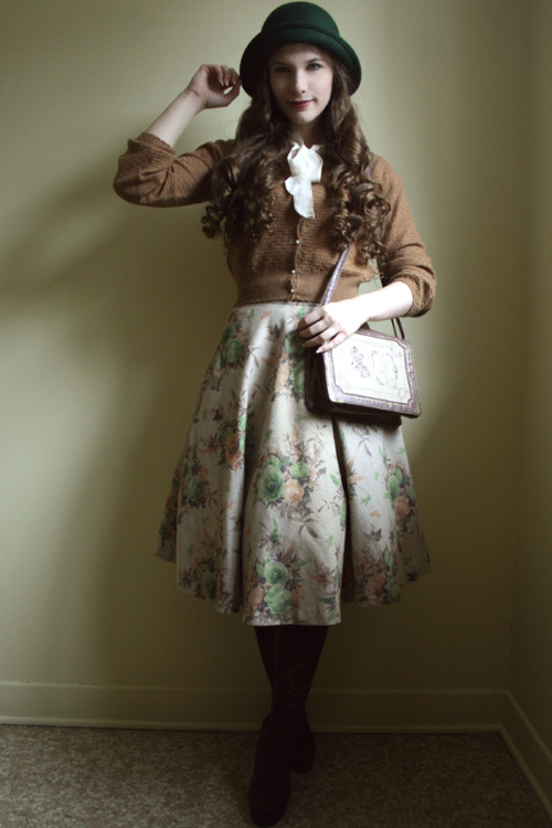 fannyrosie:Taking outfit pictures late in the afternoon makes pretty dramatic lighting… Skirt: Pin