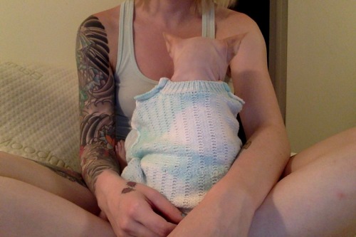 lnconvenientcrush:  wrinklepaws:  This is my own baby sweater and I do things like this in my free time because I have no life and also I am an immature child  how did you make that baby 