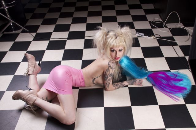 shellydinferno:  Wearing Lady Allura’s Latex Photo by Tony Brown     Links https://twitter.com/ShellydInferno