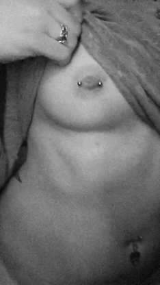 1queen2kings:  An original gif of my figure for the new followers 😘