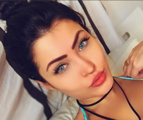 finofilipino:  La moza del día es la versión latina de Megan Fox, Claudia Alende. En el Arca de Fino su galería con 49 fotos.