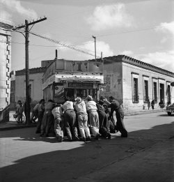 cazadordementes:    Pasajeros empujan un