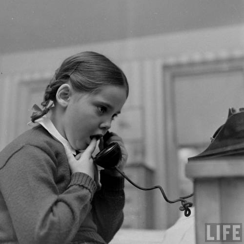 Calling Santa’s workshop at FAO Schwarz(Martha Holmes. 1947)