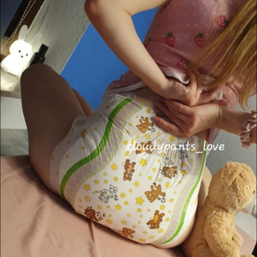 little-lucy-morningstar:Hey Lucy hier 💞Hier gibt es einen kleinen Einblick in mein FotoSet auf Patreon. Ich liebe die ABU Windeln einfach..🙈 steht sie meinem PoPo?🍑Mein Daddy musste auch erstmal meine Windel überprüfen. Vielleicht wurde sie