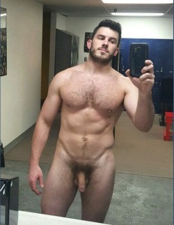 alanh-me:    39k+ follow all things gay, naturist and “eye catching”   